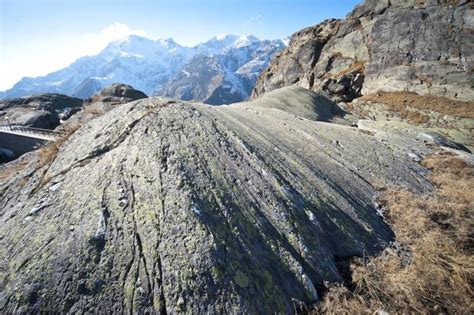 Roccia montonata con evidenti striature glaciali.
