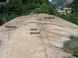 Striazioni su una roccia montonata, indicative di abrasione glaciale.