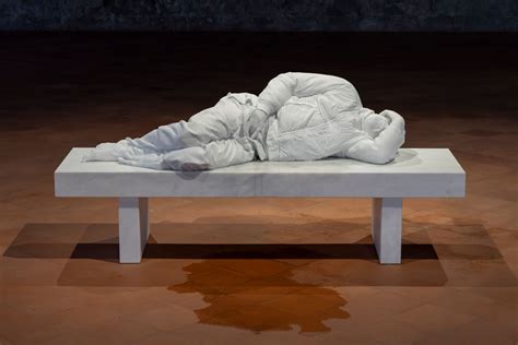 Maurizio Cattelan con una delle sue opere