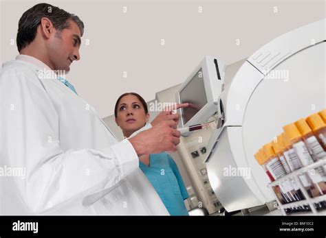 Tecnico di laboratorio che analizza campioni