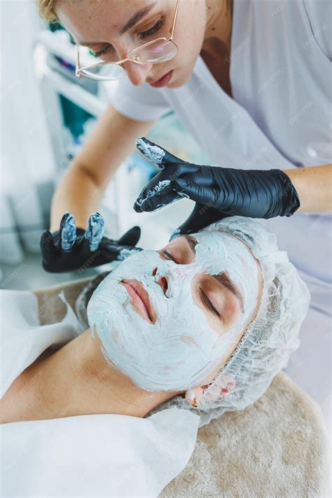Donna che applica BB cream sul viso