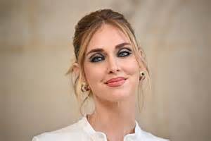 Chiara Ferragni con un look naturale e luminoso