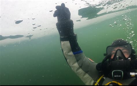 Immersione sotto il ghiaccio nel lago di Tignes