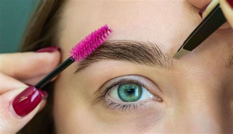 Primo piano di sopracciglia perfettamente definite con matita e gel