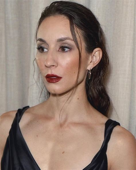 Troian Bellisario sorride con un trucco leggero