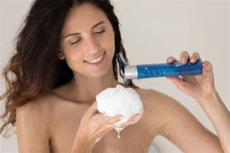 Persona che applica gel doccia anti-acne