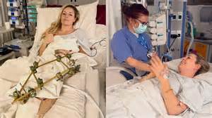 Lindsey Vonn con un peluche in ospedale