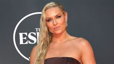 Lindsey Vonn in posa sul red carpet mostrando le cicatrici sul braccio