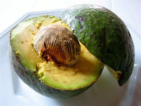 Avocado maturo diviso a metà