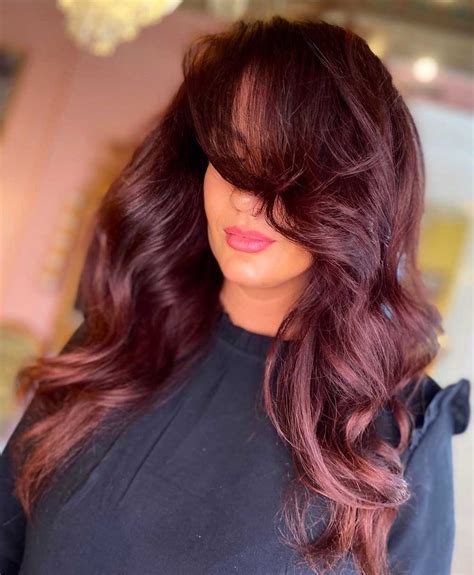 Donna con capelli color mogano lucidi