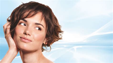 Viso con pelle idratata e luminosa