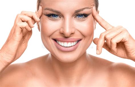 Persona che si tocca la pelle con espressione pensierosa