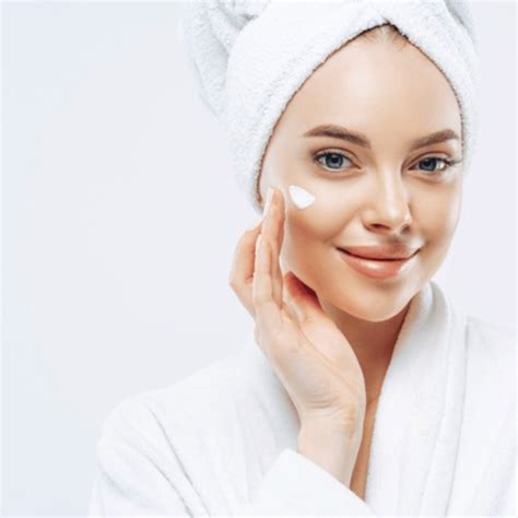 Contenitori di creme per la cura della pelle con diverse concentrazioni di tretinoina