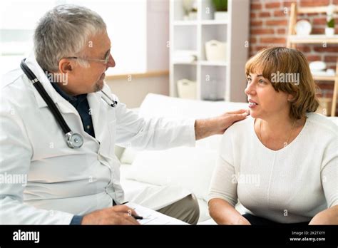 professionista che parla con paziente