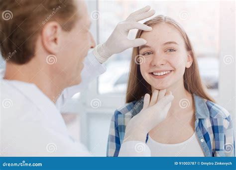 dermatologo che esamina pelle paziente