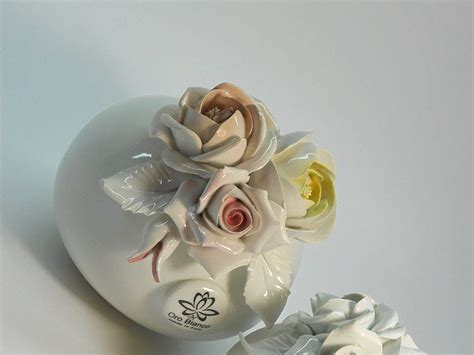 dettaglio di una bomboniera in porcellana