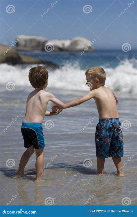 Bambini che giocano in acque basse