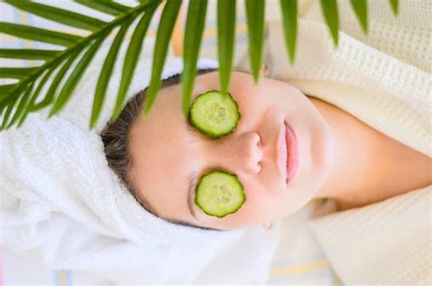 Immagine di fette di cetriolo applicate sugli occhi