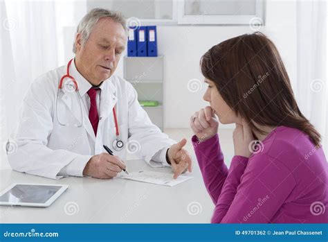 Immagine di una persona che parla apertamente con un medico