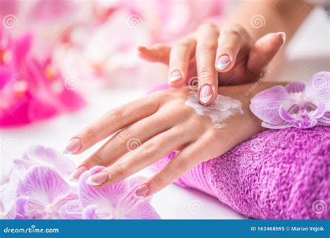 mani che si applicano crema