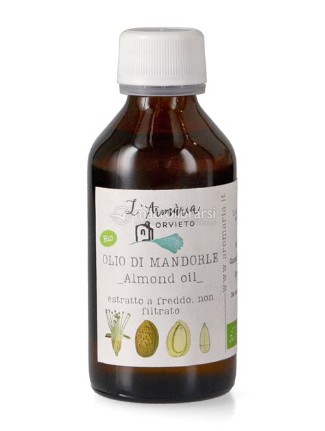 Vaso di olio di mandorle dolci su uno sfondo di petali di mandorlo