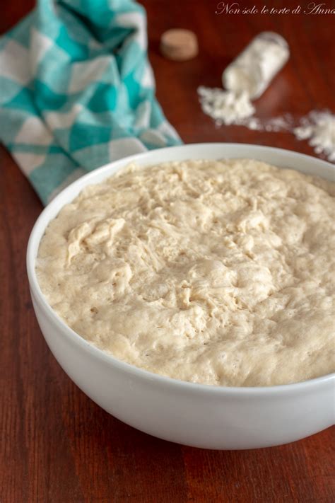 Immagine di un impasto per pizza ad alta idratazione in ciotola