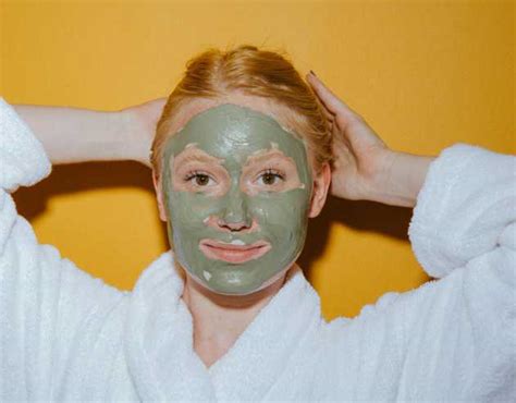 Vari tipi di maschere per il viso, inclusa una maschera nera peel-off