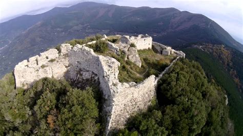 Vista panoramica della Rocca della Verruca che domina la valle