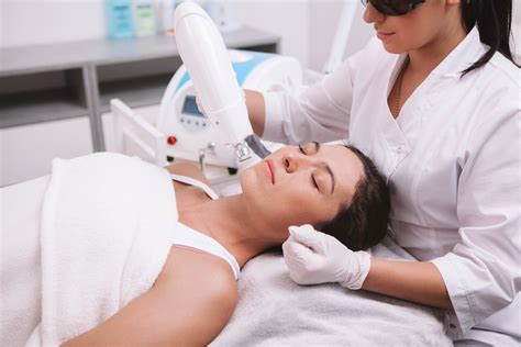 Apparecchiatura laser per trattamenti dermatologici