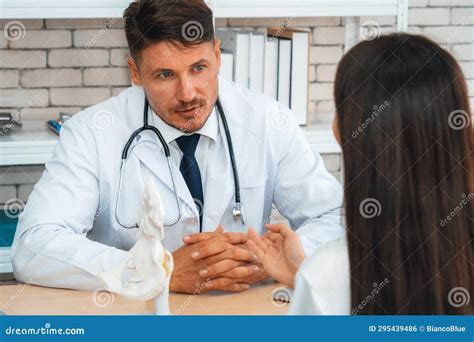 Medico che esamina un paziente
