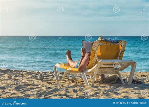 Persona che si abbronza sulla spiaggia