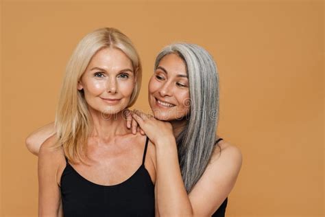 Bagnanti che indossano tute anti-medusa