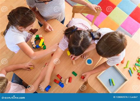 bambini che giocano insieme in un asilo