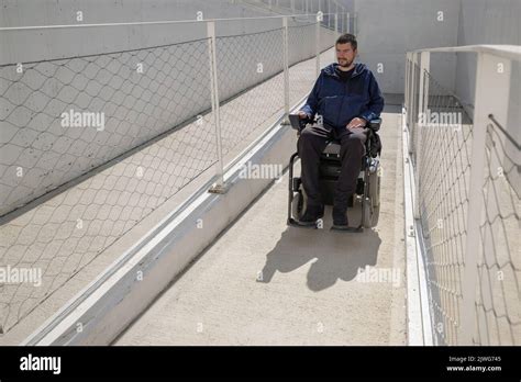 Struttura sanitaria accessibile con rampa per sedie a rotelle