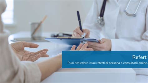 persona che guarda un referto medico con preoccupazione