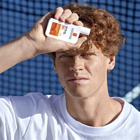 Campagna pubblicitaria con Jannik Sinner e prodotti solari La Roche-Posay
