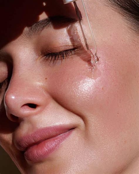 Donna che applica un siero viso dopo la detersione