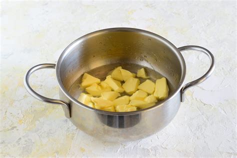 Immagine di un pentolino con prezzemolo in infusione