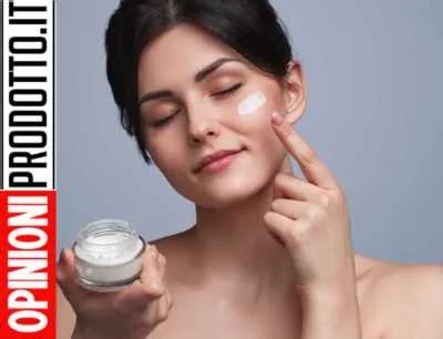 Persona che applica crema antirughe