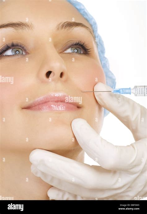 Medico che esegue un'iniezione di botox