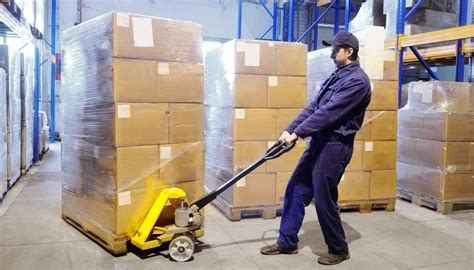 Persona che imballa un prodotto per la spedizione di reso