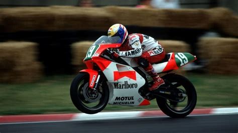 Immagine di un gruppo di piloti di Superbike degli anni '90 con le loro moto