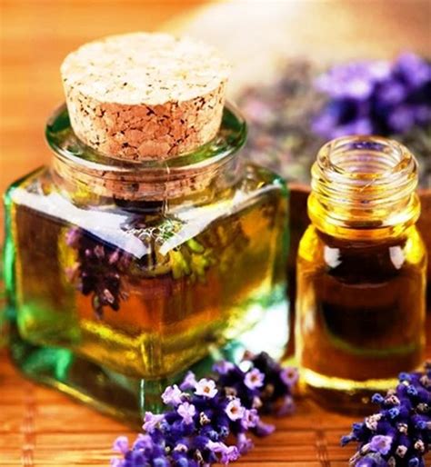 Antiche donne asiatiche che utilizzano oli naturali per la cura della pelle