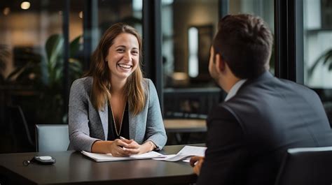 Consulente cosmetico che parla con un cliente