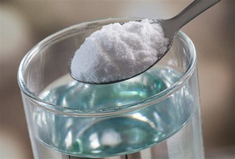 Bicarbonato di sodio in una ciotola con acqua