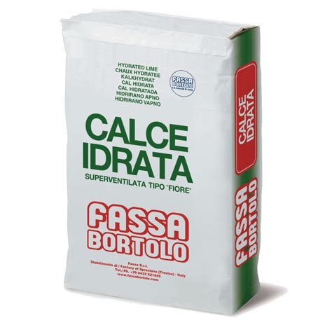 Sacco di calce idrata vicino a una stalla