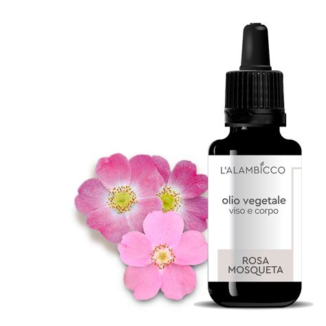 Bottiglia di olio di rosa mosqueta con petali di rosa