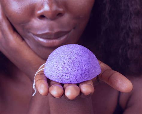 Viso pulito e radioso dopo l'uso della spugna konjac