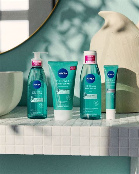 Uomo che si rade con un prodotto NIVEA MEN
