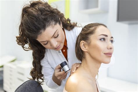 Dermatologo che visita un paziente